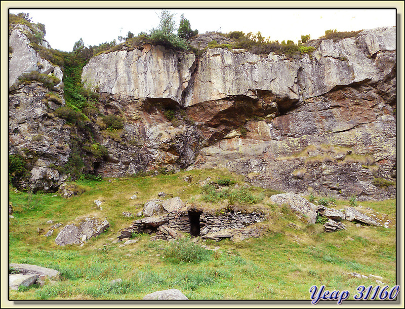 Orri (ancien abri de berger en pierres sèches) à l'Etang d'Izourt - Vicdessos - 09 