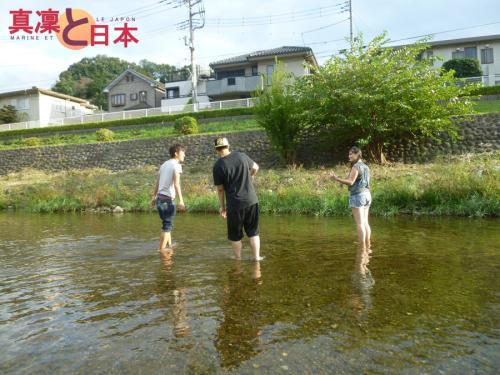 Les fous dans la rivière