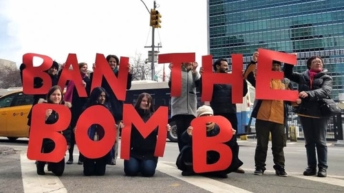 La Campagne internationale pour l’abolition des armes nucléaires se félicite de la signature du traité qui rend les armes nucléaires juridiquement interdites.