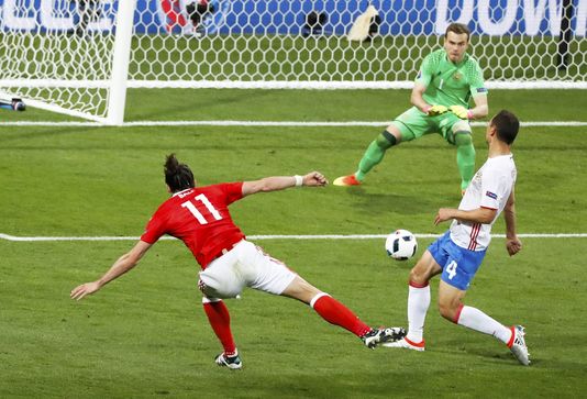 Gareth Bale rate une occasion de but face à Akinfeev. Il se rattrapera en seconde période.