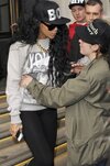 PHOTOS: Rihanna quittant son hôtel à Londres