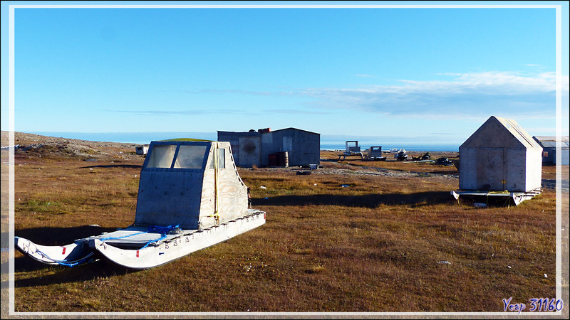 Le ton est donné : écriture syllabique, traîneaux, cabanes mobiles, chiens, fourbi un peu partout .... - Gjoa Haven - King William Island - Nunavut - Canada