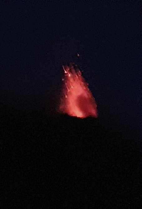 Stromboli - Montée au volcan - Jaillissement de lave dans la nuit