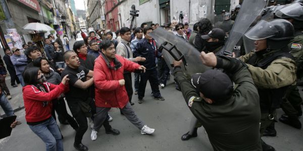 http://s2.lemde.fr/image/2010/12/28/600x300/1458611_3_d07e_a-la-paz-en-bolivie-des-manifestations-contre.jpg