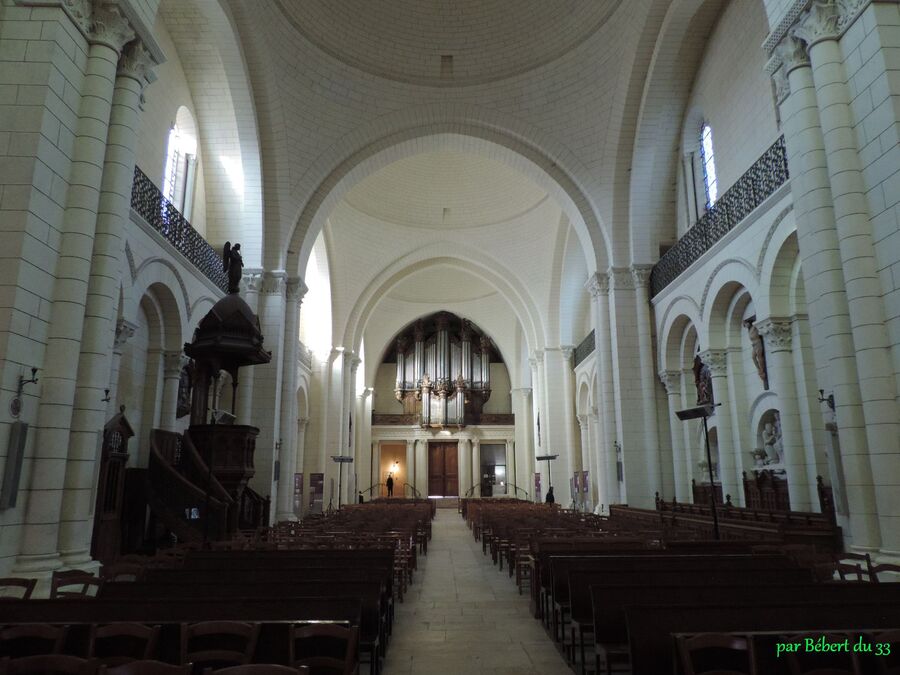 l'intérieur de la cathédrale d'Angoulême