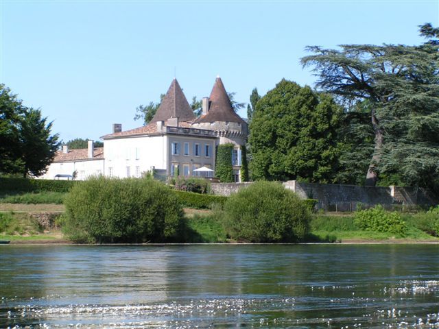 Résultat de recherche d'images pour "saint-antoine-de-breuilh 24230 Château de Saint-Aulaye,"