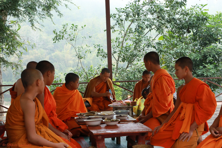 Bouddhisme, Les moines et novices de Ban Hat Sa