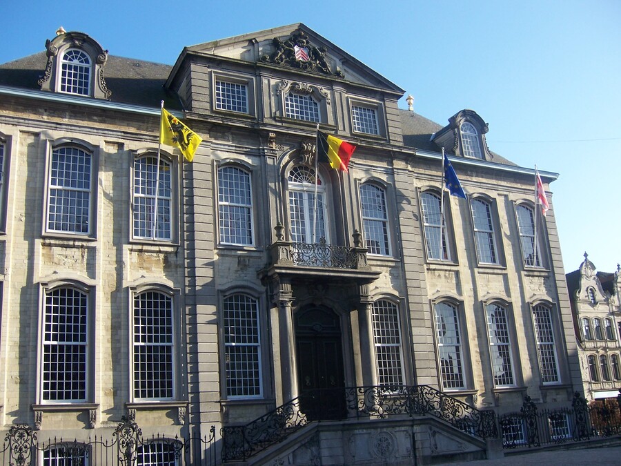 LA BELLE VILLE DE  LIER  EN BELGIQUE SON BEGUINAGE ET SON MUSEE