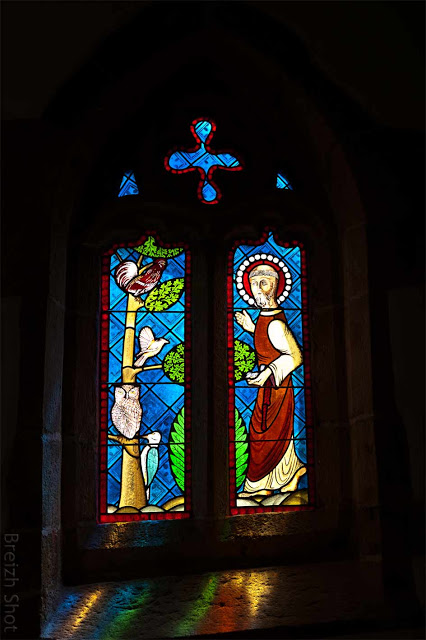 Chapelle Saint-Maudé, Guiscriff, le vitrail Saint-François d'Assise Chapelle Saint-Maudé, Guiscriff, le vitrail Saint-François d'Assise
