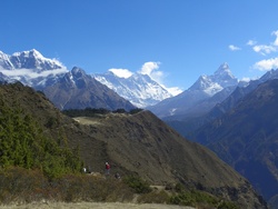 Panorama sur le haut Khumbu (Tawoche, Tabuche Peak, Nuptse, Everest, Lhotse, Lhotse Shar, Ama Dablam) et la vallée de la Dudh Koshi Nadi