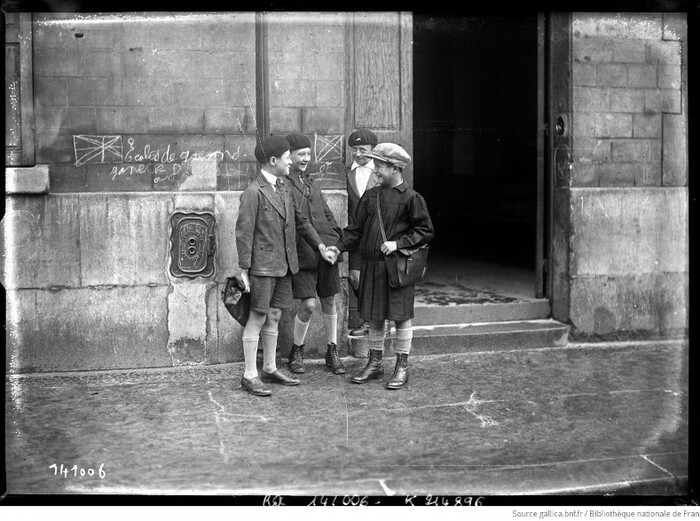 Une rentrée des classes le 1er octobre 1929 (photographie de l’Agence Rol. Source : Gallica Bibliothèque Nationale de France