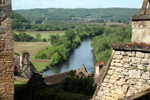 À Beynac, la position stratégique de la falaise et de son plateau a une incidence directe sur l'architecture de défense. Habité depuis l'âge du bronze, cPlus beau village de Francee lieu, naturellement protégé, va être l'objet de nombreuses convoitises. Sur ce navire de calcaire échoué au pied du fleuve Dordogne, des pages d'histoires vont être gravées à jamais.  Bien que la vallée de la Vézère soit la plus réputée pour ses vestiges préhistoriques avec ses sites paléolithiques, les abris sous roche près de Beynac témoignent également d’une présence, sur les rives de la Dordogne, de chasseurs de rennes. Après les invasions barbares et normandes, la féodalité se met en place dès le Xe siècle. Ainsi, Hélie de Beynac, premier seigneur connu, implante en 1050 un premier castrum sur le rocher. Dès le XIIe son héritier, Adhémar, va rejoindre l'une des croisades, celle de 1147.