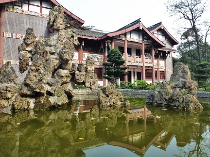 montagne des immortels dans le jardin du monastère taoiste