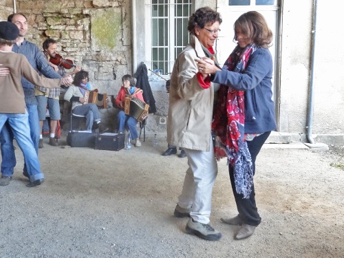 "Engoulevent" un groupe folk a clôturé en beauté les deux journées du Patrimoine proposées par Châtillon-Scènes...