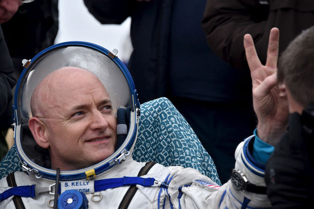 Courbatures, peau sensible: Scott Kelly se réadapte après 340 jours dans l'espace