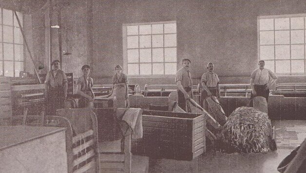 Une très rare carte-photo de l'intérieur de l'usine Sabin datant du milieu du siècle dernier. /  Photo DDM