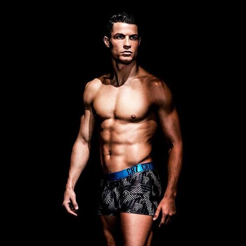 Cris­tiano Ronaldo prend la pose dans sa dernière campagne de publi­cité