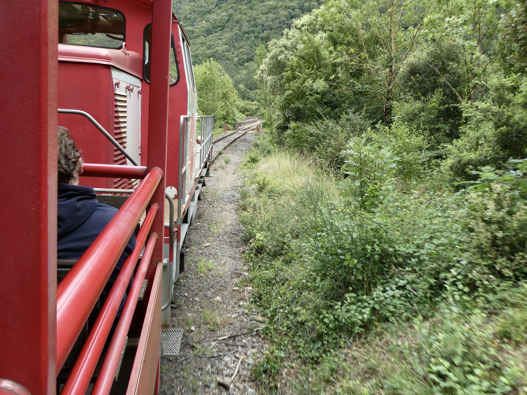 Peut être une image de 1 personne, train, téléphérique et chemin de fer