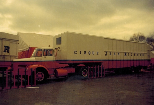 semi de transport d'animaux chez Jean Richard ( archives Raymons Marti)