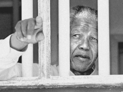 Vidéo - La vente aux enchères de la clé de la cellule de Nelson Mandela  révolte les Sud-Africains - L'Observateur