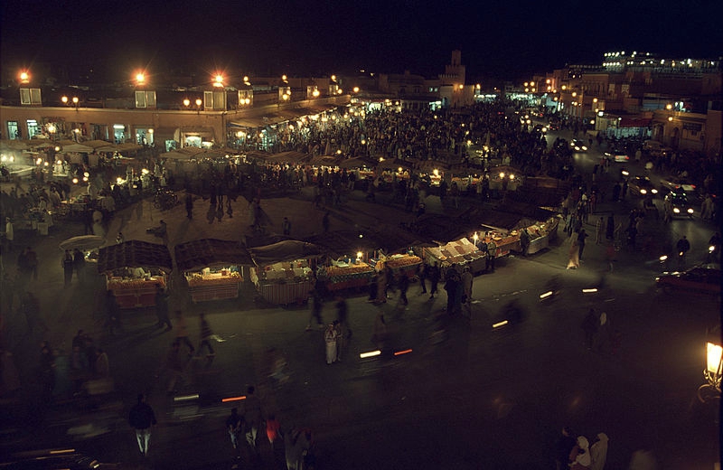 800px-Marrakesh,_Djemaa_el_Fna_in_the_evening2_(js)