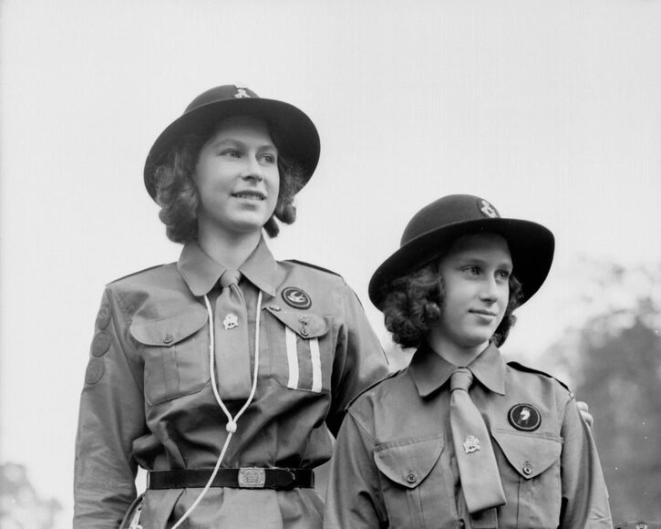 La reine Elizabeth et la princesse Margaret en habits du Girl Guide