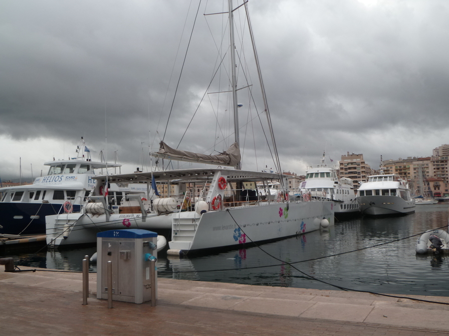 MARSEILLE LE VIEUX PORT EN HIVER.