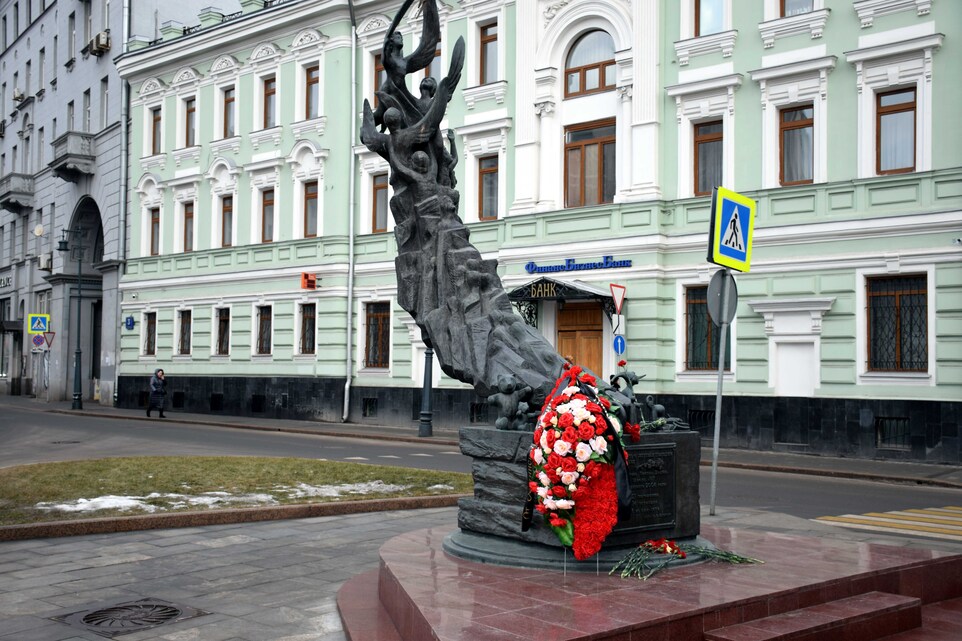 Moscou - Rue Solianka - Monument en souvenir de la prise d'otages de septembre 2004 à Belan en Ossétie du Nord