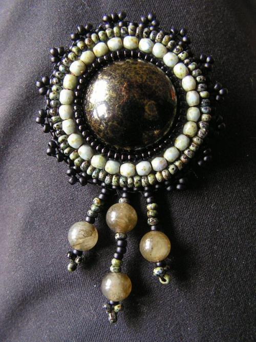 broche perles gemmes