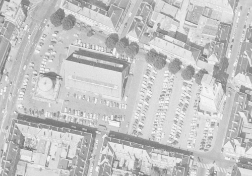Amiens - Centre-ville en 1979, le beffroi et son toit de fortune et le marché couvert (remonterletemps.ign.fr)