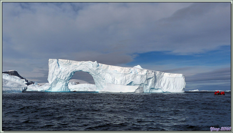 Iceberg en arche sous toutes ses coûtures - Pleneau Bay - Péninsule Antarctique
