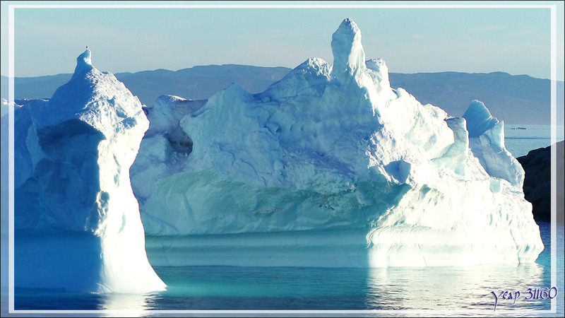 Juste avant de jeter l'ancre à Ilulissat, nous passons à côté d'un très bel iceberg - Groenland