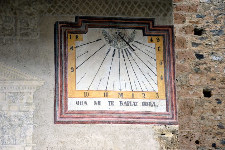Molines - Eglise St Romain - Cadran solaire - Prie pour ne pas raccourcir ton heure