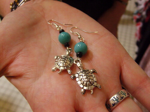 Boucles d'oreilles tortues avec leurs perles turquoises et noires