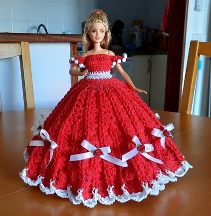 Robe barbie élégante de couleur rouge et blanc - Le crochet