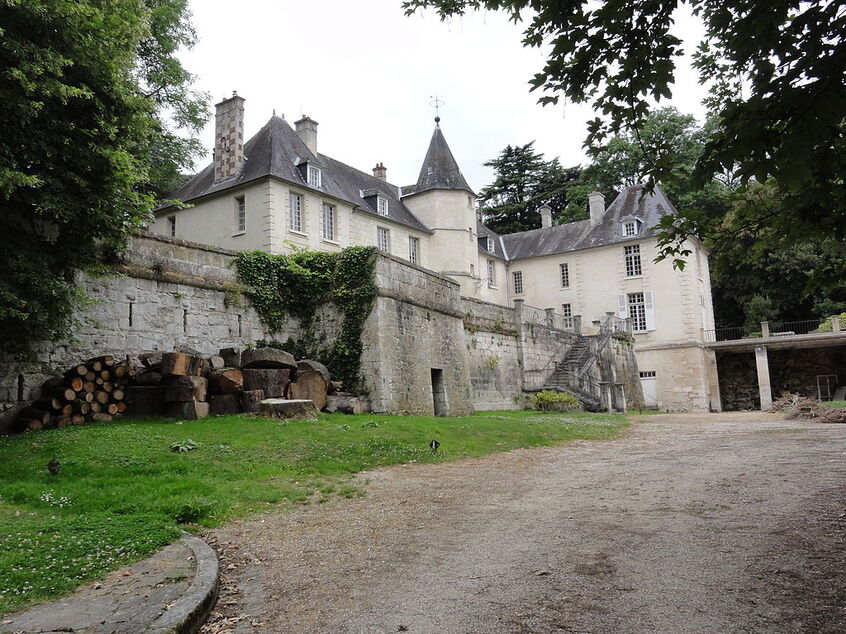 Vivières (Aisne) château MH (01).JPG
