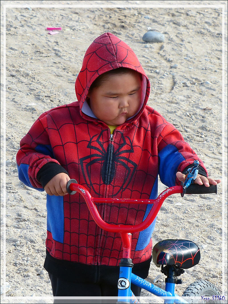 Spiderman : équipement harmonisé ... de la capuche au vélo - Gjoa Haven - King William Island - Nunavut - Canada