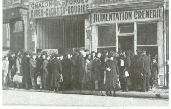 La queue devant un magasin d’alimentation, ici à Orléans place Croix-Morin.