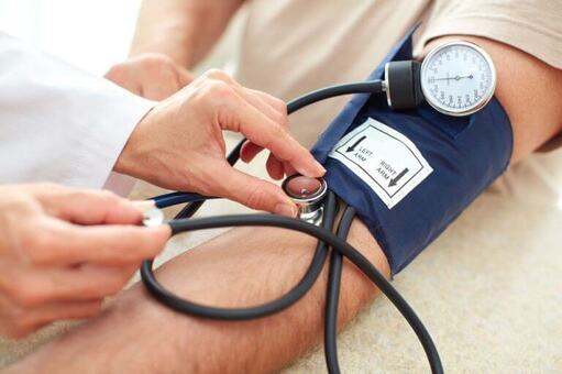 un médecin prend la pression sanguine de son patient