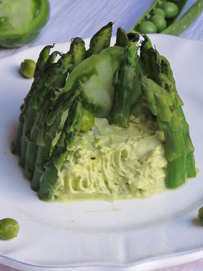 Charlotte d'asperge et crème de petits pois et tomate verte