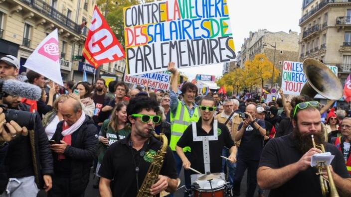 Des manifestants dans le cortège de la marche \"contre la vie chère\", à Paris, le 16 octobre 2022.