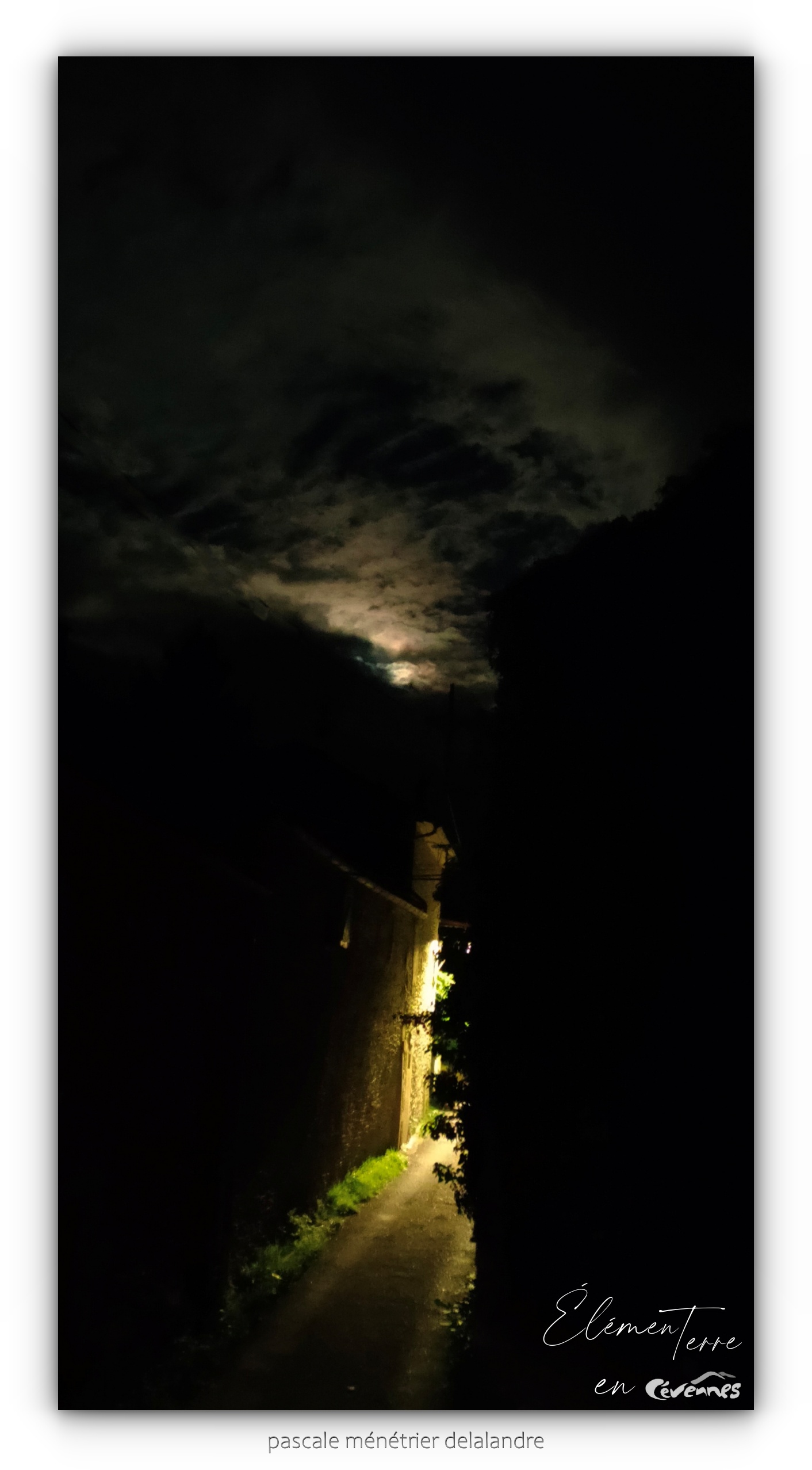 17/08/24 - Ciel de la rue du village depuis ma terrasse