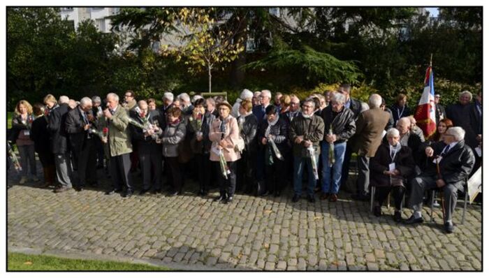 Le 6 octobre 2015, à 11 h 30, Cimetière du Père-Lachaise,  4e anniversaire du dévoilement de la stèle de la Ville de Paris aux victimes de l’OAS ***  