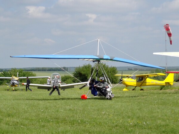 Une quinzaine d'ULM venant de Besançon ont fait escale à l'aérodrome de Châtillon sur Seine...