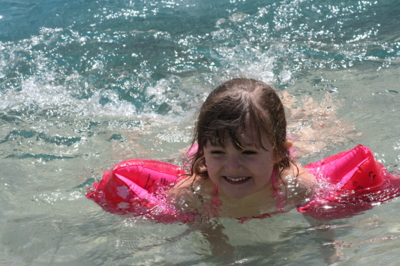 Blog de poupetteasonpapa :Nos trésors...Emma et Raphaël  ....., dans l'eau ...ma petite sirène !!!