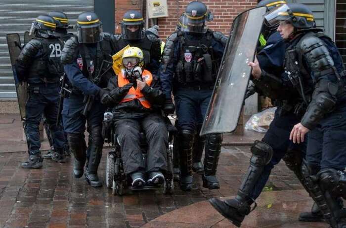 Une "gilet jaune" en fauteuil roulant condamnée pour violences envers des policiers 