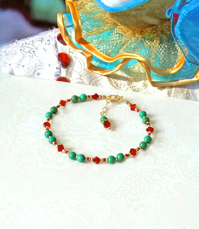 Bracelet pierre de turquoise verte et cristal de Swarovski rouge 4mm / Laiton doré