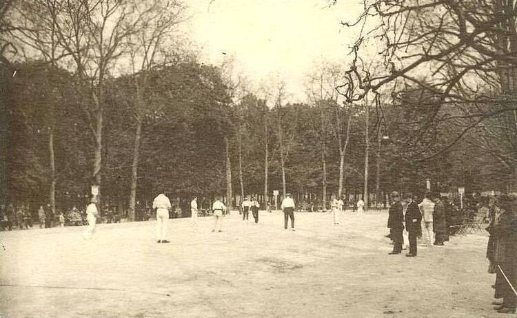 Partie de Longue Paume sur le terrain ad hoc du jardin du Luxembourg en 1900.
