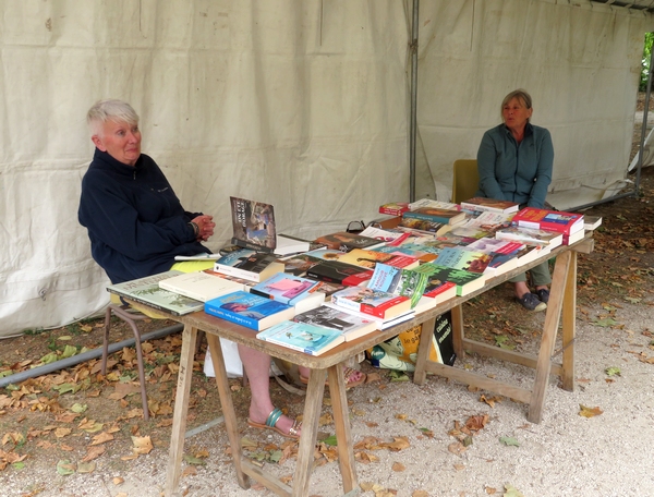  Dans une ambiance très sympathique, la foire aux livres et aux vieux papiers a eu lieu  au jardin de la Mairie