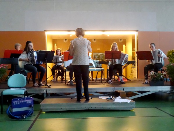 Franc-Accordéon a donné un concert  "Musique en Peinture" lors du Salon des peintres des Amis du Châtillonnais